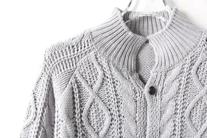 Dettaglio del cardigan grigio da uomo in maglia a trecce con collo alto e bottone