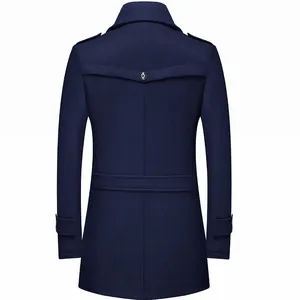 Detalle de espalda de una gabardina de lana azul marino para hombre, de largo medio