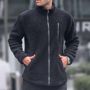 Detail van de zwarte sherpa fleece jas voor heren met opstaande kraag en ritszak