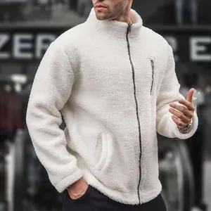 Gedetailleerd overzicht van de zachte witte fleece textuur op dit herenjack met rits.