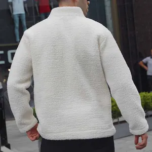 Achteraanzicht van een warme crèmekleurige heren fleece jas met stijlvolle opstaande kraag