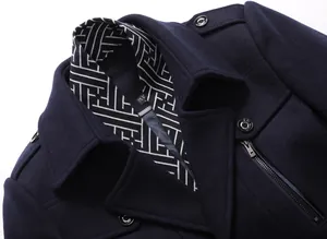 Detalle de abrigo de lana azul marino para hombre con cuello bufanda y forro geométrico