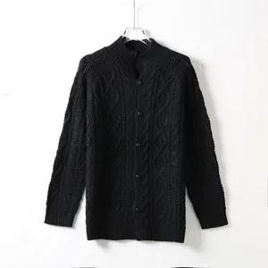 Primo piano di un cardigan nero da uomo in maglia a trecce con collo alto abbottonato