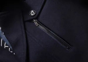 Primer plano del bolsillo con cremallera y textura de lana de abrigo para hombre.