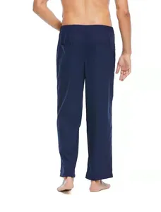 Vista posteriore professionale dei pantaloni casual da uomo in lino blu navy su modello