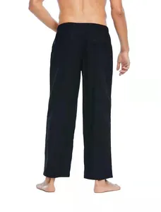 Dettaglio della vista posteriore dei pantaloni casual da uomo in cotone e lino neri.