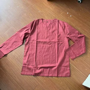 Lässiges weinrotes Herren-Langarmshirt mit V-Ausschnitt und Brusttaschen-Detail.