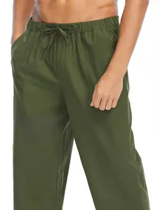 Dettaglio dei pantaloni casual da uomo in cotone e lino verde militare con coulisse.