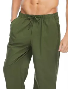 Dettaglio dei pantaloni casual da uomo in cotone e lino verde oliva con coulisse.