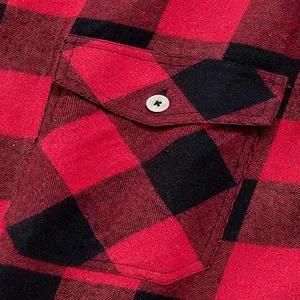 Detaillierte Nahaufnahme der Tasche eines rot-schwarz karierten Flanellhemdes mit Knopf