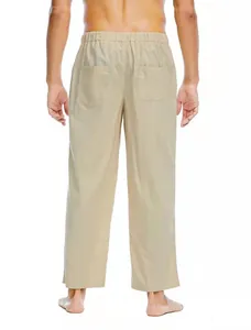 Vista posteriore dettagliata di pantaloni casual da uomo in cotone e lino beige