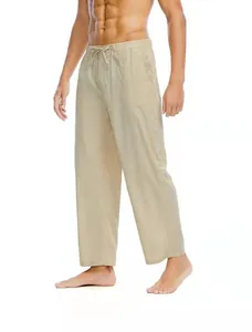 Dettaglio dei pantaloni casual da uomo in cotone e lino beige con coulisse in vita.