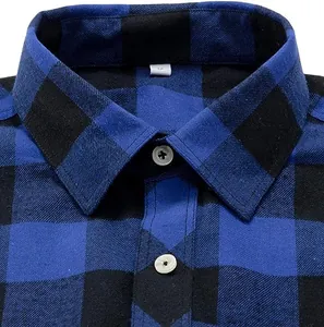 Detailansicht des Kragens eines blau-schwarz karierten Flanellhemds mit Knöpfen.