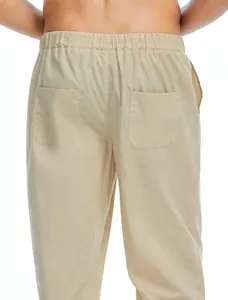 Dettaglio posteriore dei pantaloni casual da uomo in cotone beige con elastico