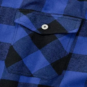 Nahaufnahme der Tasche an einem blau-schwarz karierten Herrenhemd im Buffalo-Check