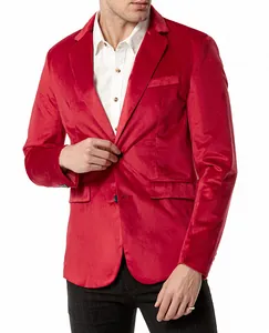 Detailopname van een luxe rode fluwelen herenblazer met een strak twee-knoops ontwerp.
