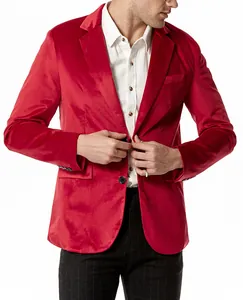 Detailweergave van een luxe heren blazer van rood fluweel met een elegant tweeknoops design