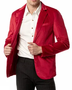 Luxe heren blazer van rood fluweel met een glanzende textuur en stijlvol tweeknoops ontwerp