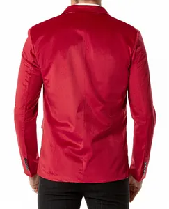 Gedetailleerd achteraanzicht van een rode fluwelen blazer die de stoftextuur laat zien