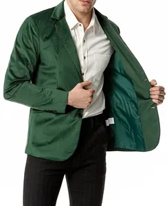 Gedetailleerd overzicht van donkergroene fluwelen blazer voor heren met tweeknoopssluiting