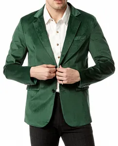 Detailweergave van een luxe groene fluwelen herenblazer met een klassieke tweeknoopsluiting