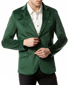 Detail van premium heren blazer in smaragdgroen fluweel met zachte textuur en pasvorm