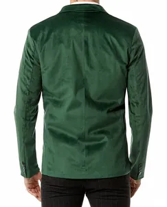 Achteraanzicht van een luxe donkergroene fluwelen herenblazer voor bruiloften