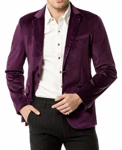 Gedetailleerde weergave van een luxe paarse fluwelen herenblazer met gladde textuur