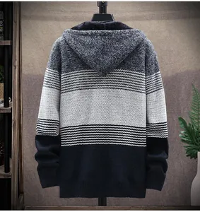 Vista posteriore di un cardigan con cappuccio da uomo in maglia foderato in pile