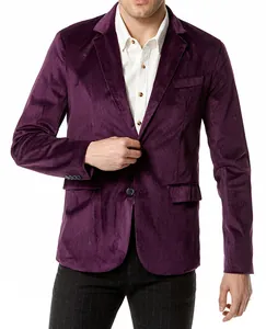 Detailopname van een luxe paarse fluwelen herenblazer voor bruiloften en feesten.