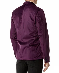 Achteraanzicht van een luxe herenblazer van paars fluweel met een slanke pasvorm