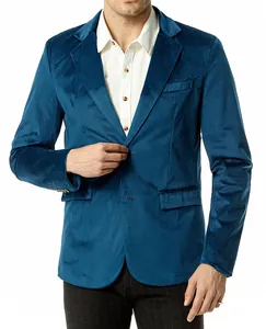 Gedetailleerde weergave van een stijlvolle pauwenblauwe fluwelen herenblazer met twee knoppen.