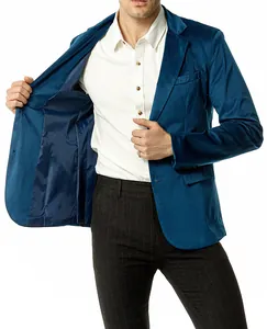 Detail van blauwe fluwelen herenblazer met weergave van voering en textuur.