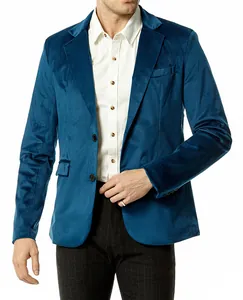 Detailweergave van een luxe blauwgroene fluwelen blazer met 2 knopen voor heren.