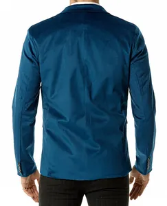 Achteraanzicht van een stijlvolle herenblazer van fluweel met een slanke pasvorm