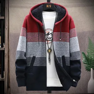 Cardigan da uomo con cappuccio e fodera in pile pesante con strisce color block.