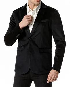Detailopname van premium zwarte fluwelen blazer met klassieke tweeknoopssluiting en pasvorm