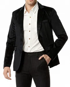Detailopname van een zwarte fluwelen slim-fit herenblazer met een tweeknoopssluiting.