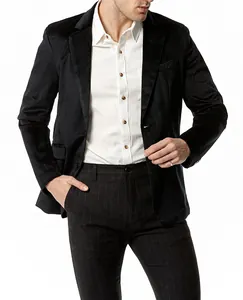 Gedetailleerd overzicht van een luxe zwarte fluwelen blazer met twee knopen voor heren