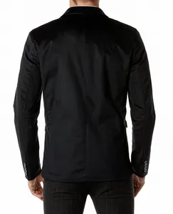 Achteraanzicht van een premium heren blazer in zwart fluweel met elegante stoftextuur