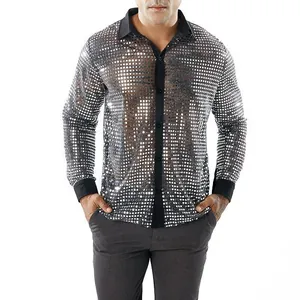 Nahaufnahme des silbernen Pailletten-Langarmhemds für Herren, ideal für 70er-Disco-Partys.