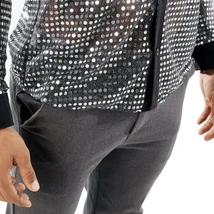 Nahaufnahme eines silbernen Pailletten-Performance-Hemdes für Disco-Partys