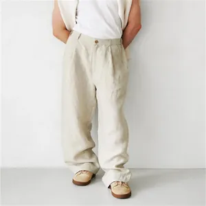 Herrenhose aus Leinen mit hoher Taille und Falten für einen entspannten, atmungsaktiven Look.