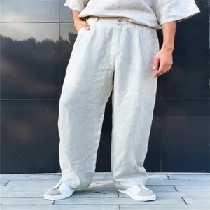 Detailansicht der atmungsaktiven Leinenhose mit hoher Taille und Falten für Herren