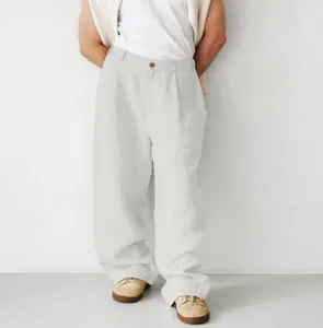 Detailansicht der locker sitzenden Herren-Leinenhose mit Falten im Minimal-Stil