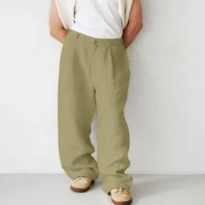 Detailansicht der lockeren khakifarbenen Leinenhose für Herren mit Faltenfront-Design.