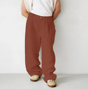 Detailansicht der lockeren Leinenhose für Herren in Terracotta mit eleganter Bundfalte.