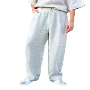 Lockere Herren-Leinenhose mit hoher Taille und Falten für atmungsaktive Freizeit.
