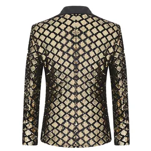 Detailweergave achterkant van een gouden herenblazer met pailletten en ruitpatroon
