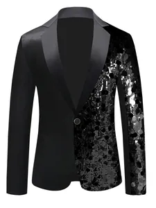 Dettaglio del blazer nero da uomo con paillettes argentate asimmetriche e bottone
